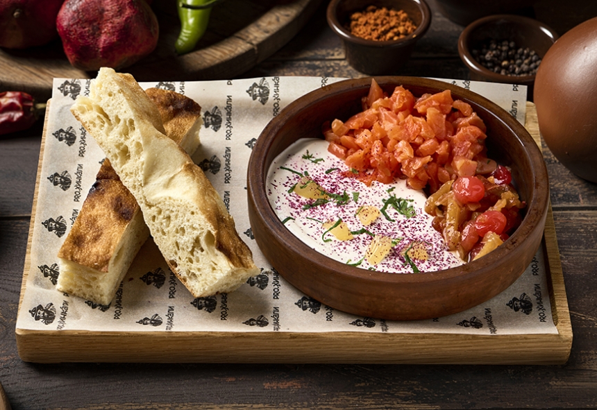 Лосось с каймаком и абхазскими лимонами