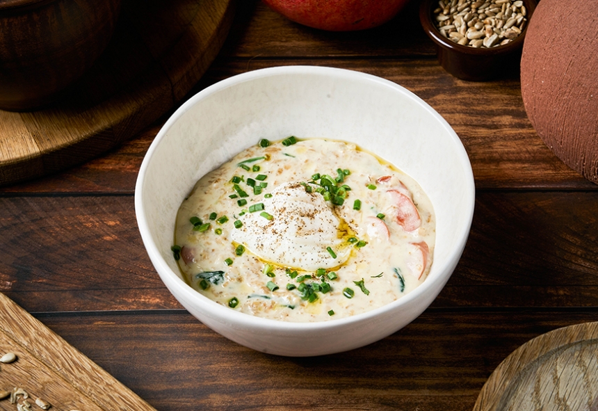 Овсяная каша с копчеными колбасками и шпинатом