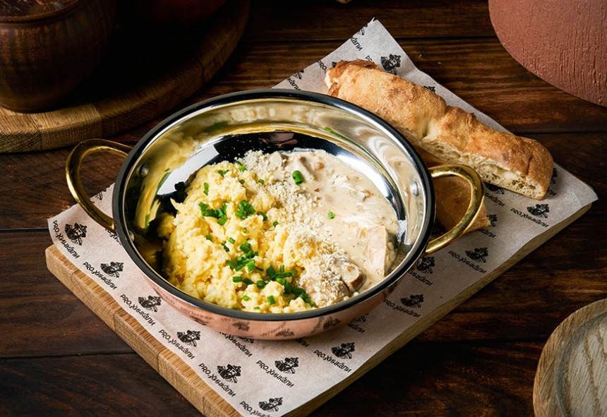 Скрембл с белыми грибами и пармезаном