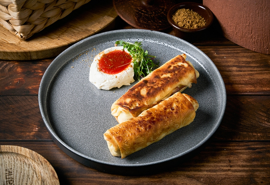 Блины с мясом и томатным джемом