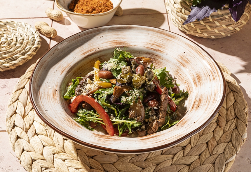 Салат с говядиной и вешенками