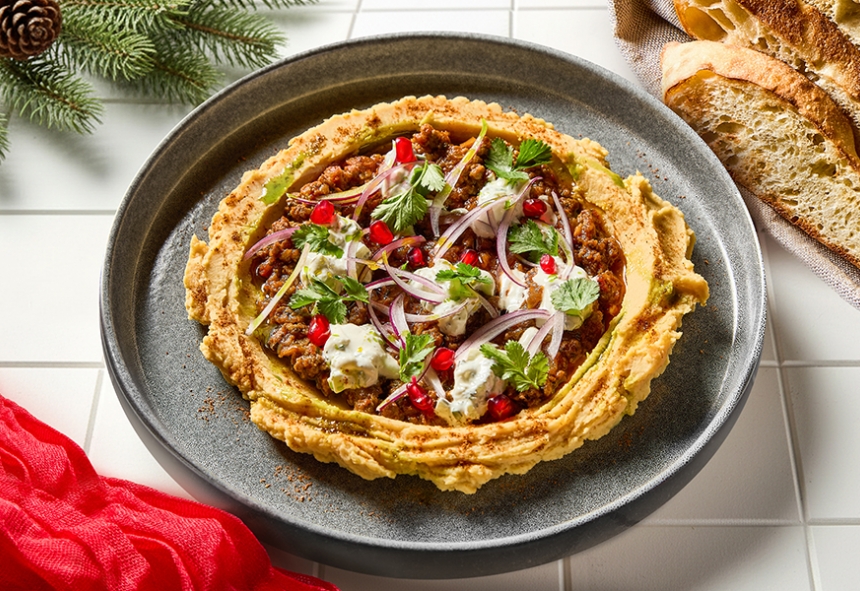 Хумус из белой фасоли с обжаренной бараниной и горячей лепёшкой