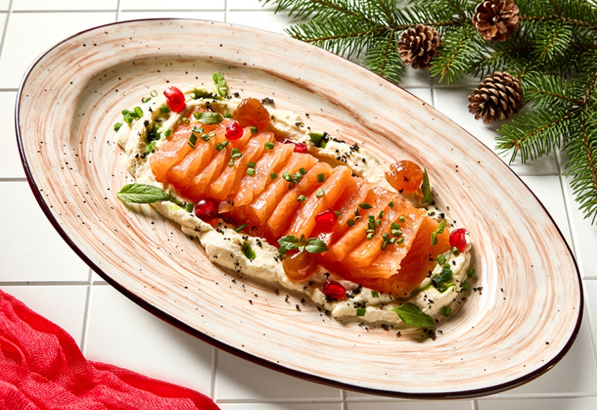 Форель домашнего поcола со сливочным сыром и вареньем из белой черешни