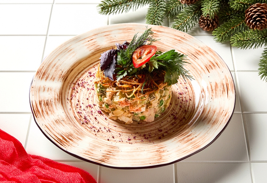 Оливье с копчёным цыплёнком и хрустящим сыром