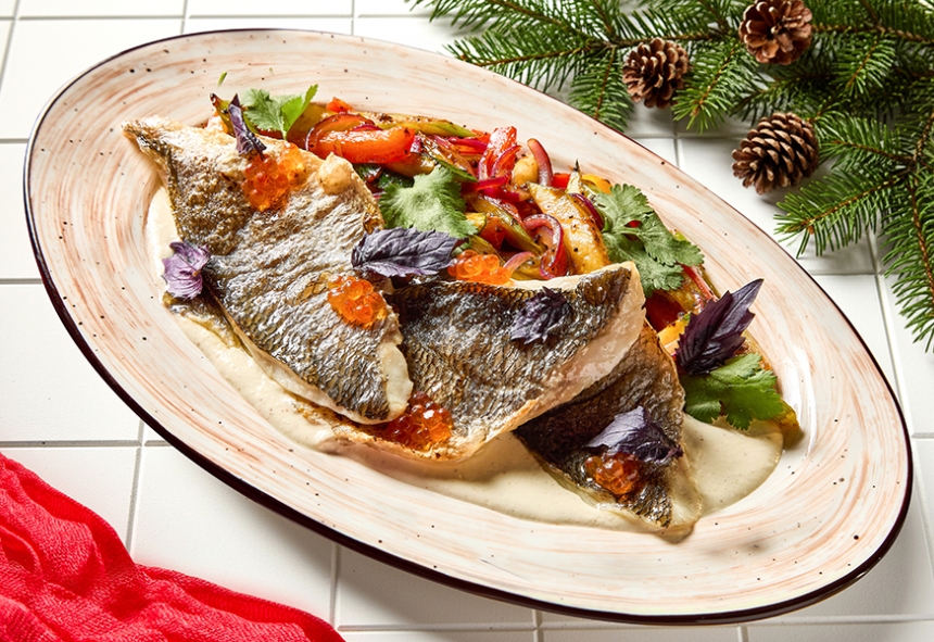 Филе дорадо с соусом чкмерули и овощами в перечном ткемали