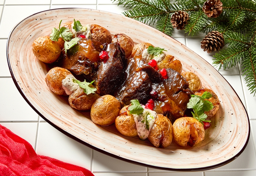 Говяжьи щёчки в соусе из чернослива с обжаренным молодым картофелем