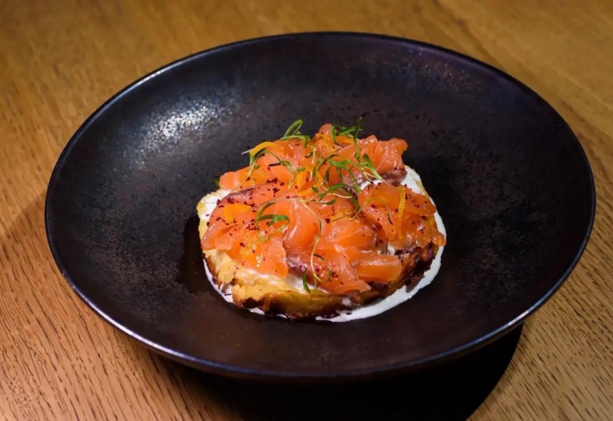 Лосось Домашнего посола со страчаттелой на картофельном дранике