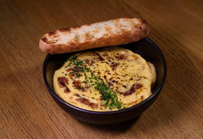 Запечённый скрэмбл с белыми грибами в сливочном соусе