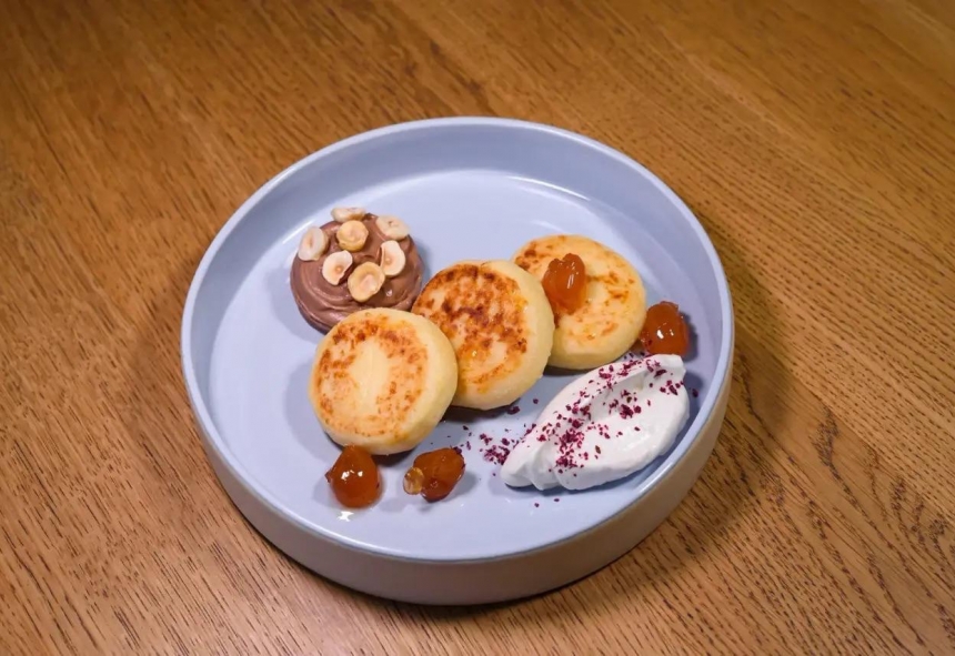 Сырники с копчёным сыром сулугуни и вареньем из белой черешни