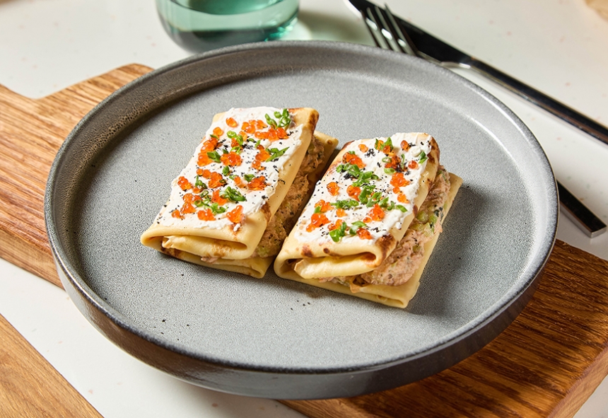 Блины с форелью, каймаком и красной икрой