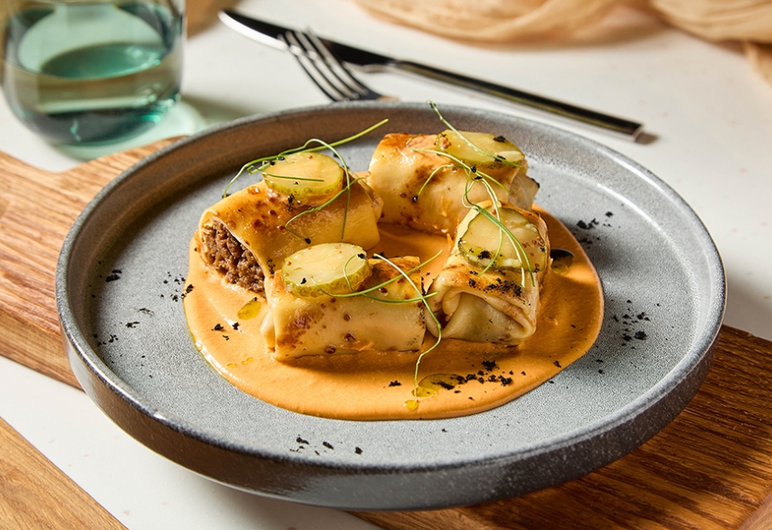 Блины с пряным фаршем в соусе чашушули