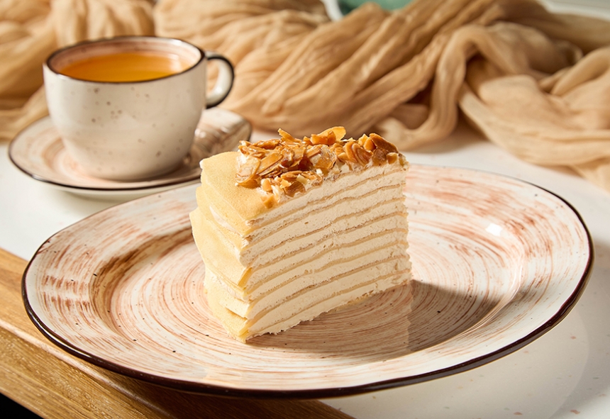 Блинный торт с карамельным кремом и миндалём