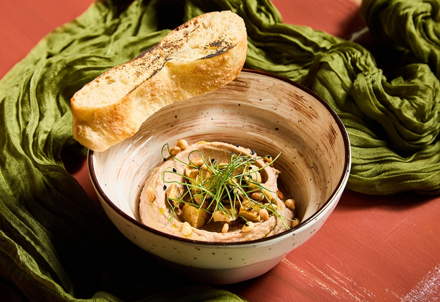 Хумус из белой фасоли с лесными грибами и кедровым орехом