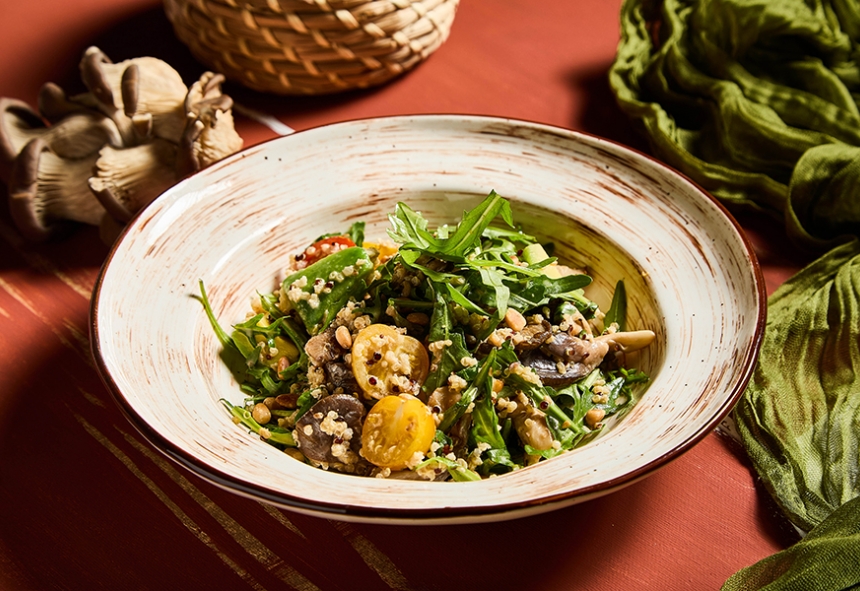 Салат с обжаренными вешенками, киноа, авокадо и ореховым соусом