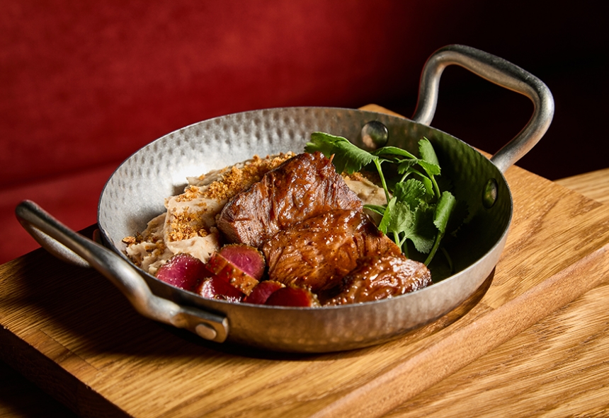 Говяжьи щёчки с перечным ткемали и муссом лобио