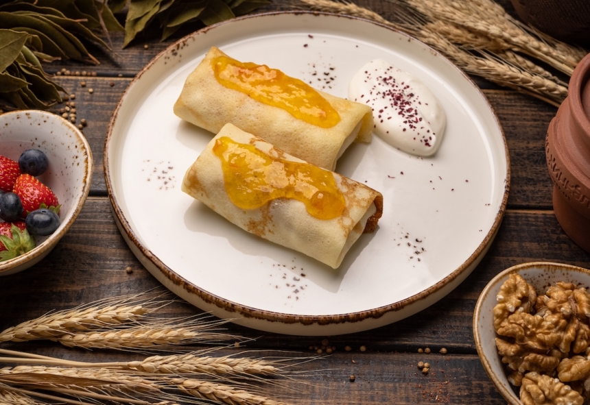 Блины с копченым Имеретинским сыром и апельсиновым джемом