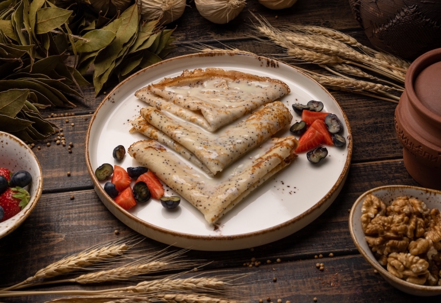 Маковые блины со сгущенным молоком и ягодами