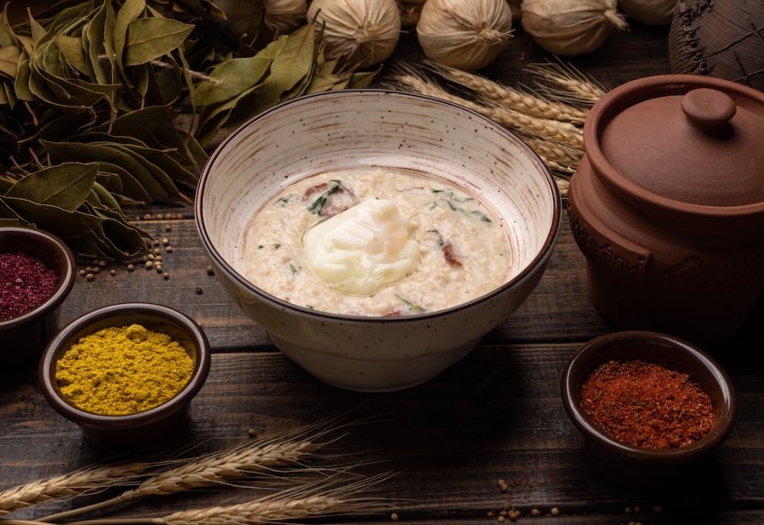 Овсяная каша с копчеными колбасками и шпинатом